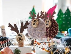 Kleine Elche aus Holz und Wolle