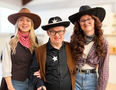 Drei Personen als Cowboys verkleidet