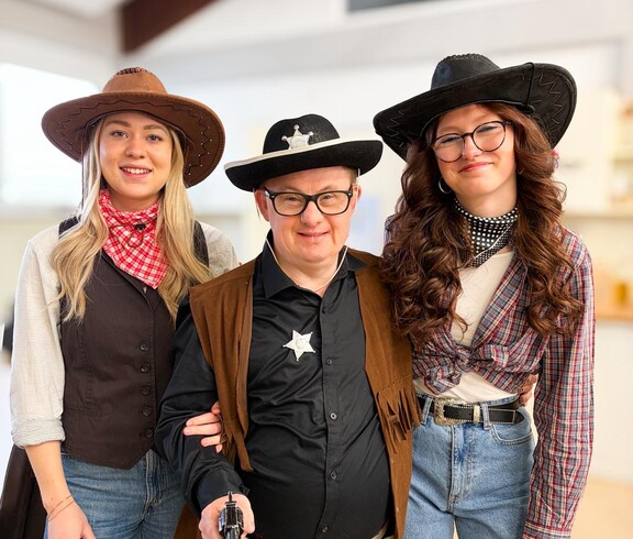 Drei Personen als Cowboys verkleidet