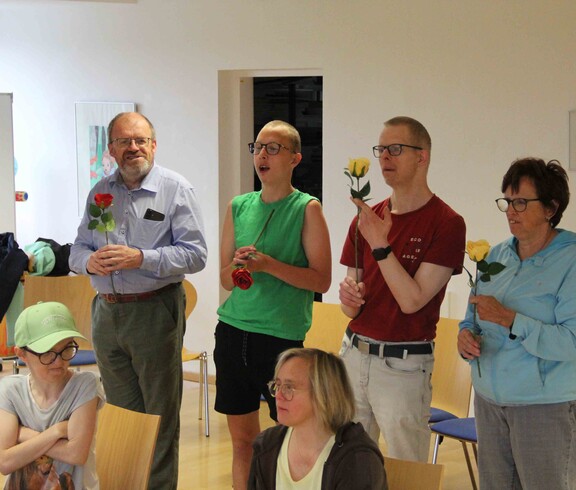 Vier Personen jonglieren mit Rosen