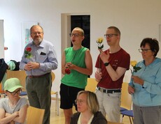 Vier Personen jonglieren mit Rosen