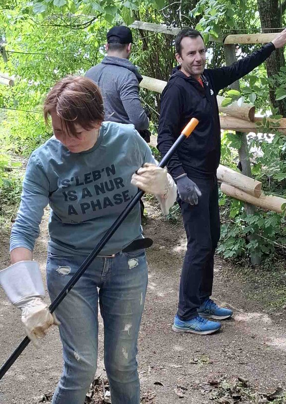 Drei Personen arbeiten bei einer Pferdekoppel
