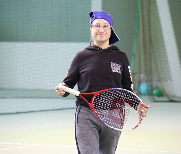 Frau mit Tennisschläger