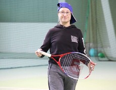 Frau mit Tennisschläger