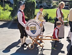 Mit musikalischer Begleitung vor dem Pflegewohnhaus zieht eine Blaskapelle vorbei und sorgt für eine festliche Stimmung für die Bewohnerinnen und Bewohner.