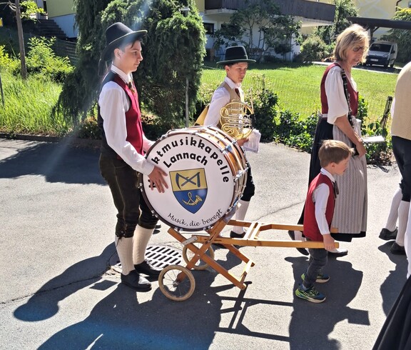 Mit musikalischer Begleitung vor dem Pflegewohnhaus zieht eine Blaskapelle vorbei und sorgt für eine festliche Stimmung für die Bewohnerinnen und Bewohner.
