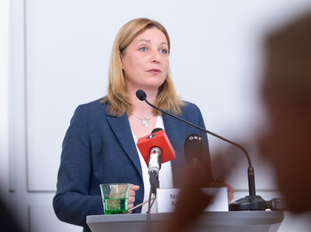 Caritas-Präsidentin Nora Tödtling-Musenbichler spricht vor Medien
