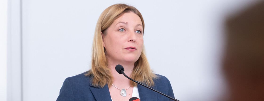 Caritas-Präsidentin Nora Tödtling-Musenbichler spricht vor Medien