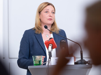 Caritas-Präsidentin Nora Tödtling-Musenbichler spricht vor Medien