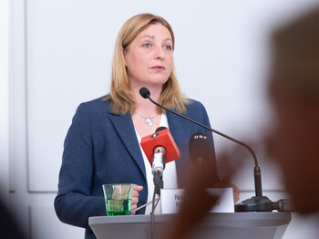 Caritas-Präsidentin Nora Tödtling-Musenbichler spricht vor Medien