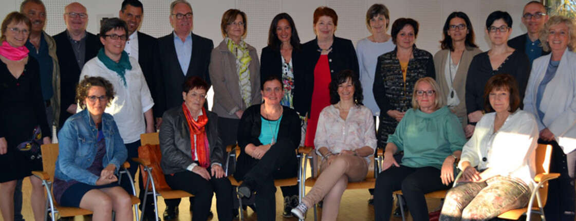 Viele Menschen versammeln sich für ein Gruppenfoto. 