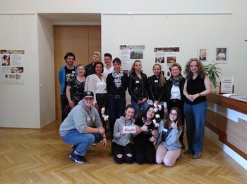 Schülerinnen und Schüler der FSB Wr. Neustadt mit FL Mag. Andrea Rigler, GR Erika Buchinger, Dr. Ingrid Schwarz u. Matthias Haberl von Südwind NÖ, Maria Roth u. Irene Ulreich vom Weltladen