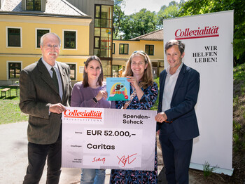 Vier Personen stehen im Freien vor dem Gebäude des Caritas Kinderhotels Collegialität Am Himmel. Zwei Personen halten einen großen Spendenscheck der Collegialität Privatstiftung über 52.000 Euro für die Caritas, eine weitere Person präsentiert das Kinderbuch „Ein Licht am Himmel“. Im Hintergrund sind das gelbe Gebäude des Kinderhotels sowie ein Banner mit der Aufschrift „Collegialität – Wir helfen Leben!“ zu sehen.