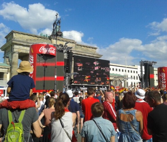 Deuistschland - Slowakei in der Fanmeile vor dem Brandenburger Tor