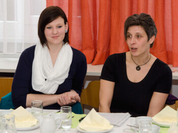 Lerncafé Waidhofen an der Ybbs Portrait zwei Frauen sitzen beim Tisch