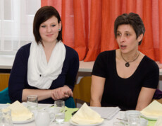 Lerncafé Waidhofen an der Ybbs Portrait zwei Frauen sitzen beim Tisch