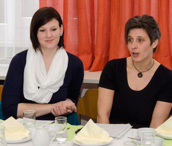 Lerncafé Waidhofen an der Ybbs Portrait zwei Frauen sitzen beim Tisch