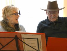 Eine Musikerin und ein Musiker