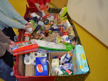 Eine große Box randvoll gefüllt mit Lebensmitteln und Hygieneartikeln.