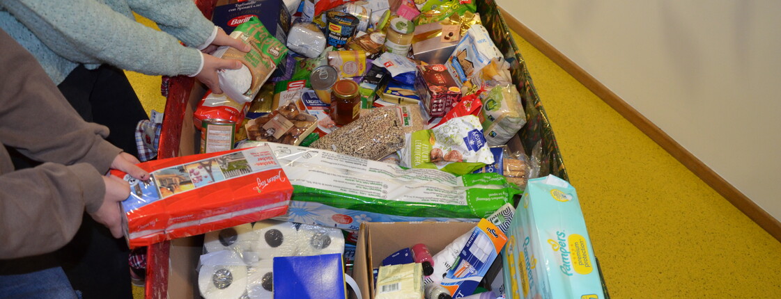 Eine große Box randvoll gefüllt mit Lebensmitteln und Hygieneartikeln.