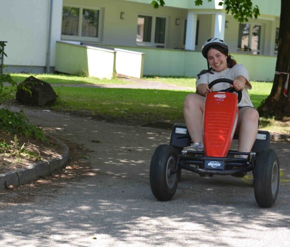Mädchen fährt mit einem roten Go Kart