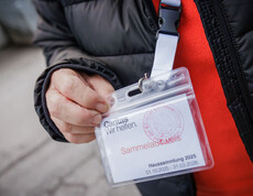 Nahaufnahme eines Caritas-Sammelausweises mit Zeitraum 01.10.2025 bis 31.03.2026