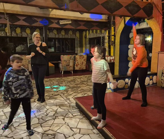 Kinder tanzen in einer Disco