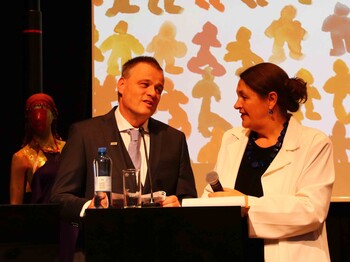 Mann und Frau moderieren eine Veranstaltung 