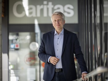 Thomas Ferk vor der Caritas Zentrale in Graz