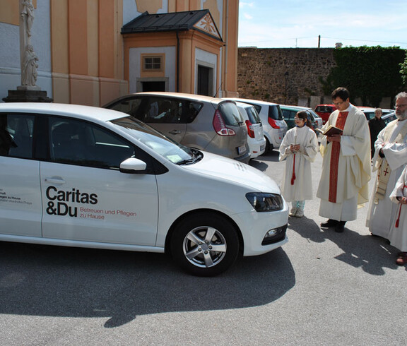 Krankengottesdienst BUP Waidhofen an der Thaya Auto von der Seite mit Pfarrer und Ministranten