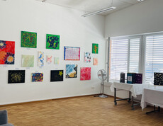Ausgestellte Gemälde und Kunstwerke der Vernissage „Grenzenlos“ in der Werkstatt Florian in Globasnitz.