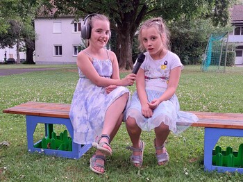 Zwei Mädchen im Garten bei einem Interview