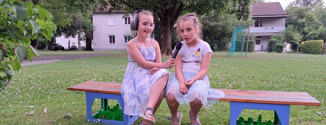 Zwei Mädchen im Garten bei einem Interview
