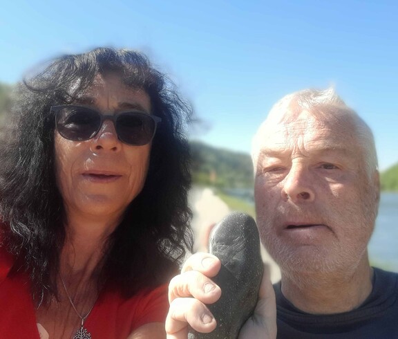 Mann und Frau und Stein