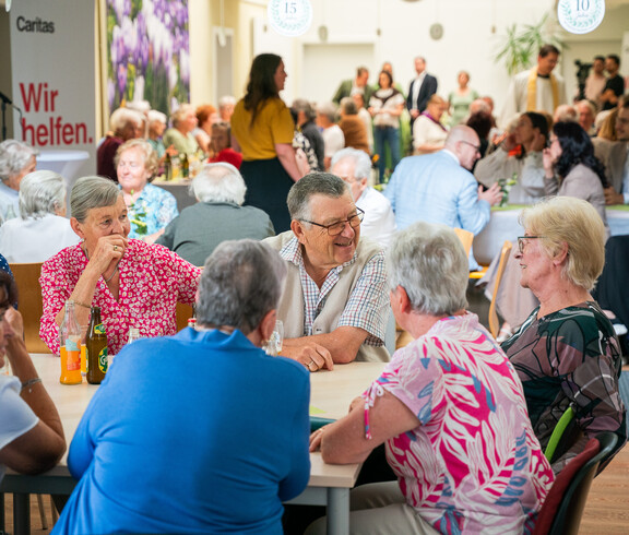 ältere Menschen feiern gemeinsam