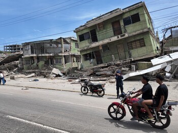 Eingestürzte Wohnhäuser und schwere Erdbebenschäden in La Guaira, Venezuela.