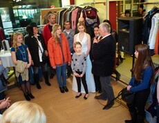 Ein Mann mit Mikrofon unterhält sich mit den Models.