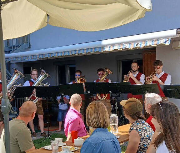 Musiker und Gäste bei Fest im Garten 