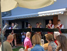 Musiker und Gäste bei Fest im Garten 
