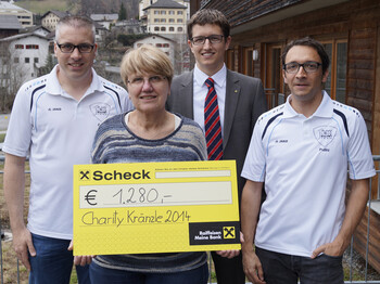 Spender zeigen einen Check der Raiffeisenbank im Wert von 1280 Euro. 