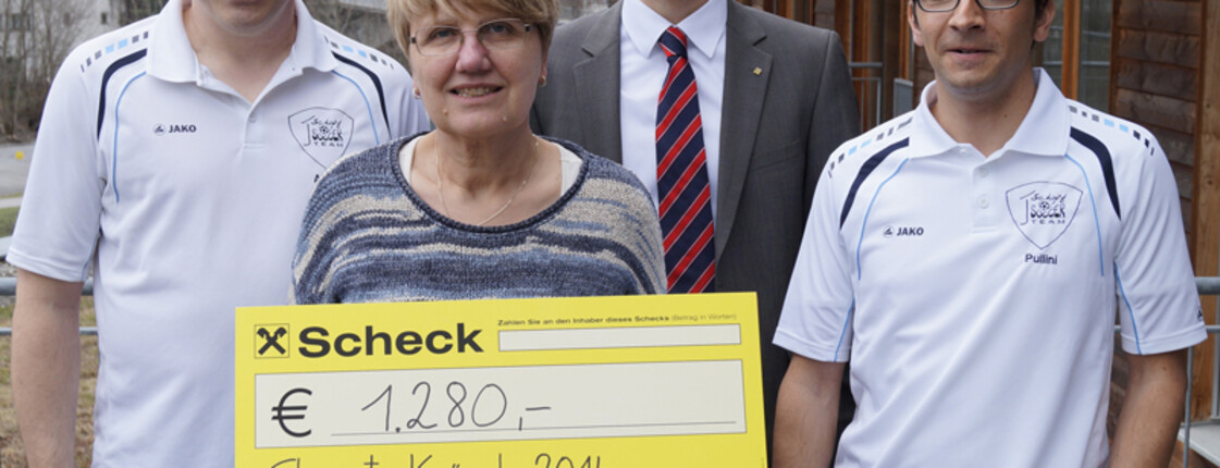 Spender zeigen einen Check der Raiffeisenbank im Wert von 1280 Euro. 