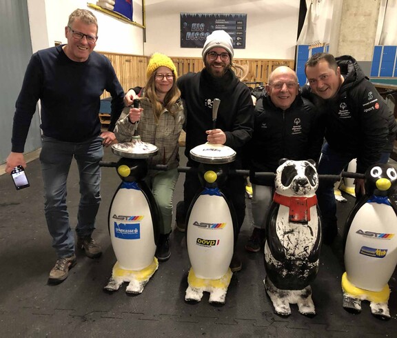 Fünf Personen mit Eislauf-Pinguinen
