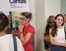 Leute stehen herum und unterhalten sich.