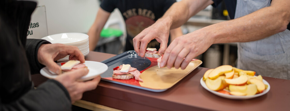 In der Bahnhofsmission werden Brötchen für Menschen, die zu wenig zum Essen haben, ausgegeben.