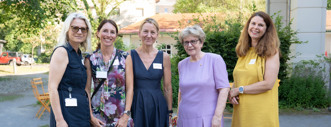 Das Team der Kontaktstelle mit Frau Klasnic im Garten der Caritaszentrale
