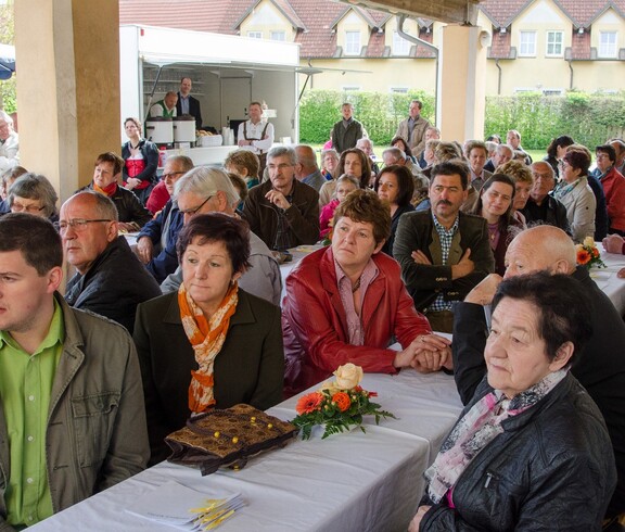 Viele Menschen sitzen an Tischen