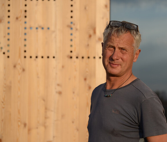 Bernd Fischer im Bild. Ein Mann mittleren Alters mit einem grauen t-Shirt und einer Sonnenbrille. Der ehemalige Banker hilft Kindern in Armenien. 