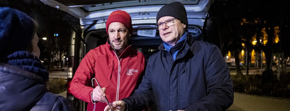 Klaus Schwertner (Caritas Wien) und Rudolf Schrefl (Drei) verteilen gemeinsam heiße Canisibus-Suppe.