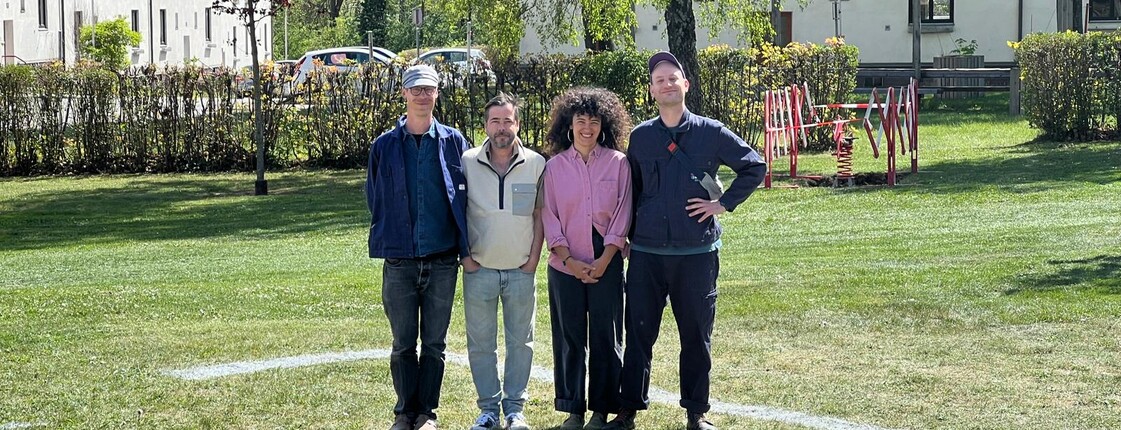 4 Künstler:innen stehen im Park