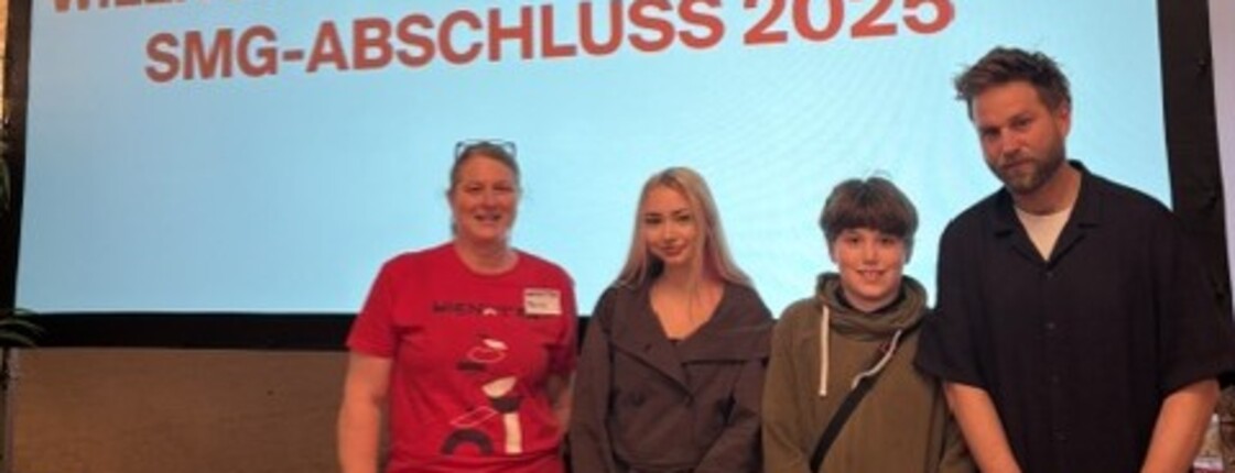 Vier Personen stehen vor einer Präsentationsfläche der WienXtra-Abschlussveranstaltung 2025. Im Hintergrund ist der Veranstaltungstitel sichtbar.